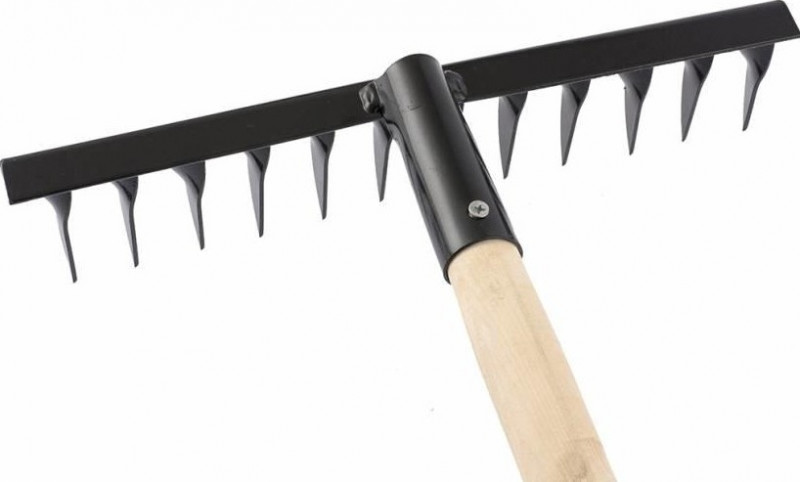 Грабли, метла, косы